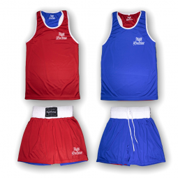 Conjunto de camiseta y pantalón de boxeo reversible en colores rojo y azul de la marca Fight Doctrine.